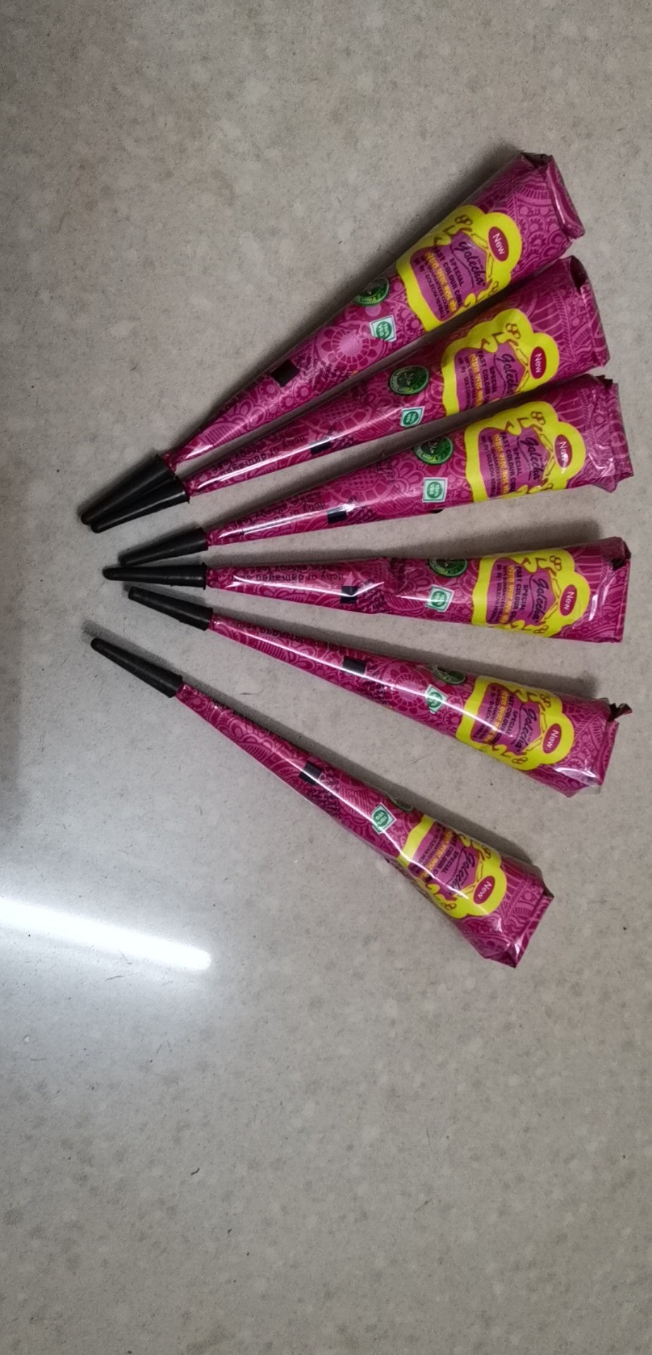 Crème de tatouage pailletée peinte à la main, couleur crème \ Glitter Hand Painted Cream Tattoo Cream Color