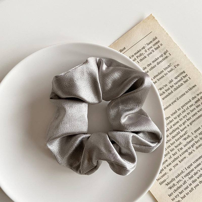 Elestique à cheveux simple en satin rétro \ Simple retro satin hair elastic