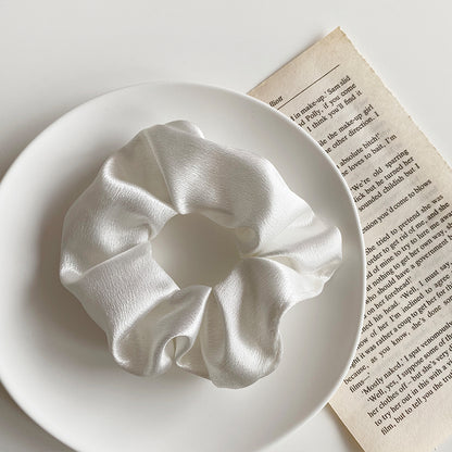 Elestique à cheveux simple en satin rétro \ Simple retro satin hair elastic