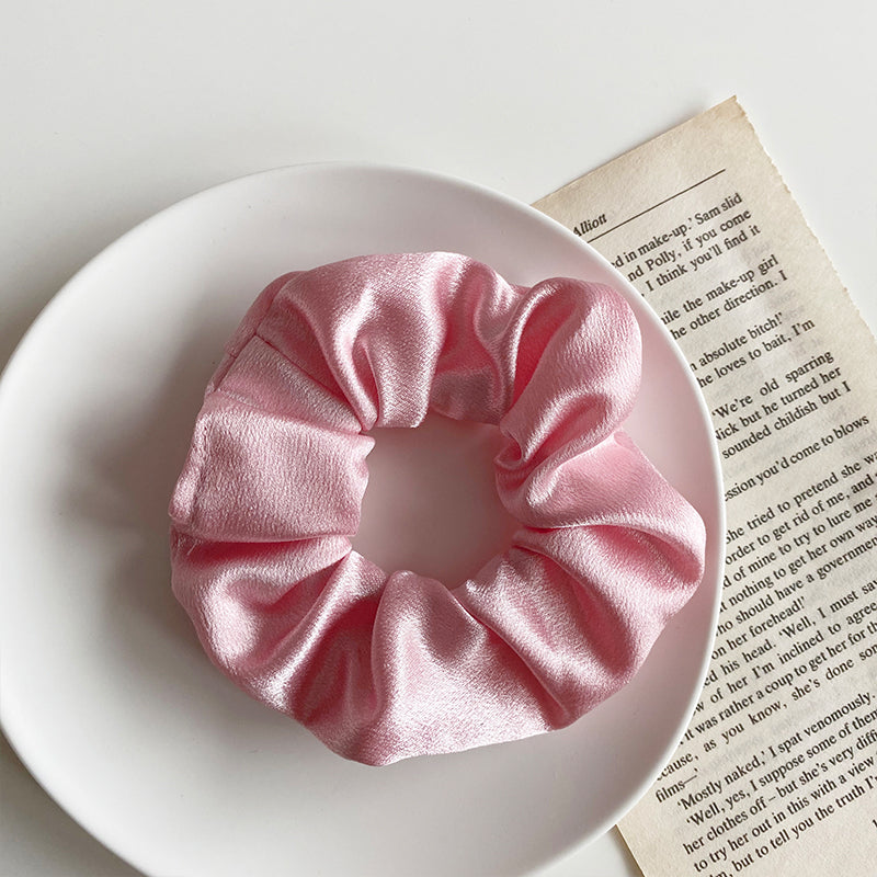 Elestique à cheveux simple en satin rétro \ Simple retro satin hair elastic