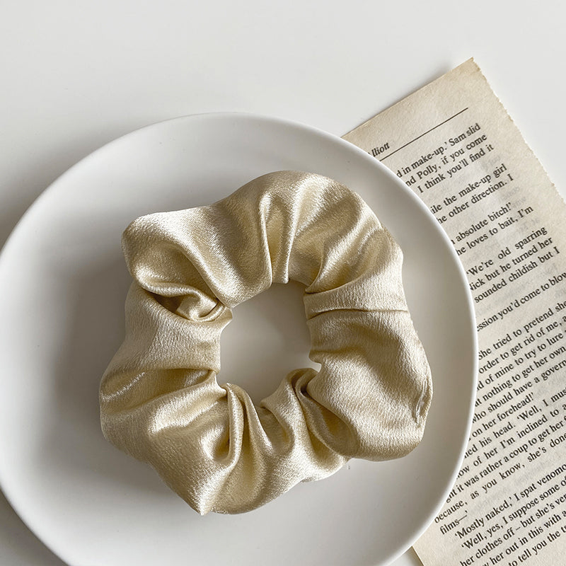 Elestique à cheveux simple en satin rétro \ Simple retro satin hair elastic
