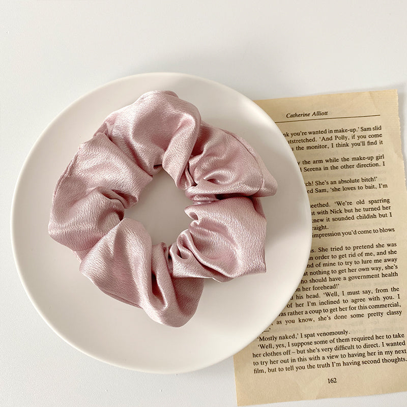 Elestique à cheveux simple en satin rétro \ Simple retro satin hair elastic